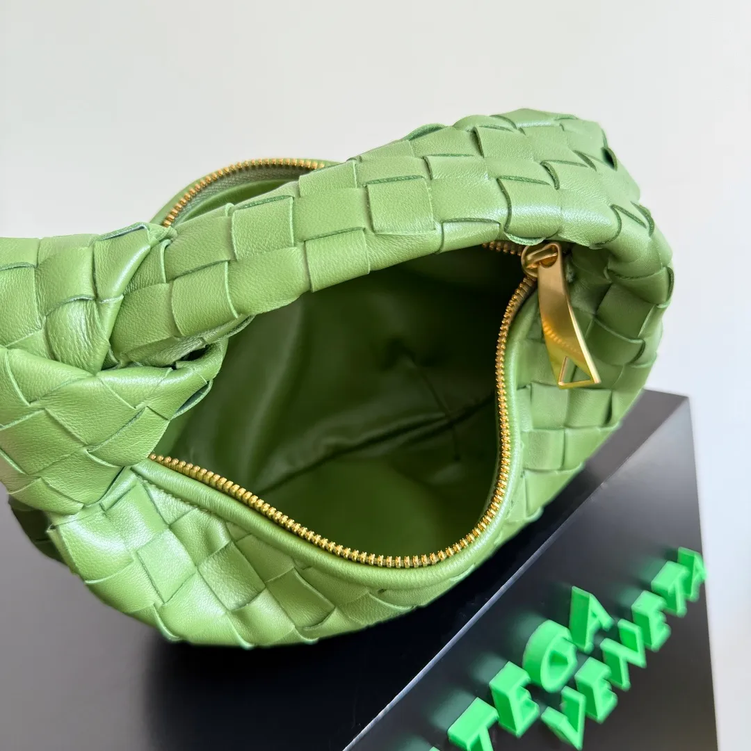 Batch 1120 Bottega veneta͙.——The latest woven knotted hobo🔥 The top-grade lambskin leather is very soft, the bag shape is unique, practical and durable. It retains the traditional woven elements while being a little more flamboyant ~ Made of hand-woven sheepskin, zipper opening and closing, curved seamless structure, effortless to match. Highly recommended⚠️⚠️⚠️ The highest-end in the market🌈 Welcome to compare [all shipped from the factory with a full set of packaging] size: 26x13x8.5cm.    Model: 651876